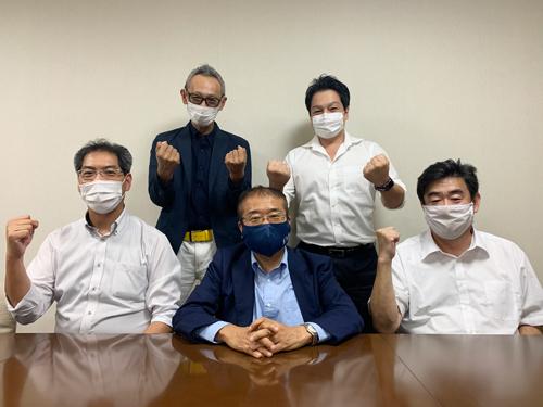 ＥＣ事業部の強化に取り組む中心メンバー（写真中央は山田社長）